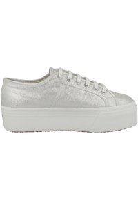 Sneakers platform argento con una finitura testurizzata, punta rotonda e cinque occhielli per i lacci. Suola in gomma bianca con righe orizzontali.