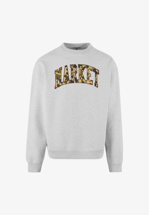 Hall vähem halli värvi sviiter, millel on ümmargune kaelus, raglan varrukad ja sõna "MARKET" kamuflaažistiilis kirjas rinna piirkonnas.