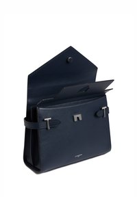 Borsa a mano in pelle blu navy con finitura texture, design strutturato, hardware in argento e chiusura a scatto. Presenta tasche interne per un'organizzazione ottimale.