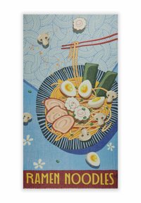 Illustration de nouilles ramen dans un bol sombre, garnies de moitiés d'œufs, de jambon, de gâteaux de poisson tranchés et de champignons, sur fond bleu avec des vagues.