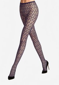 Panty's met kantpatroon in donker marineblauw, met een golfmotief, doorschijnende textuur en een comfortabele tailleband, gecombineerd met zwarte hakken.