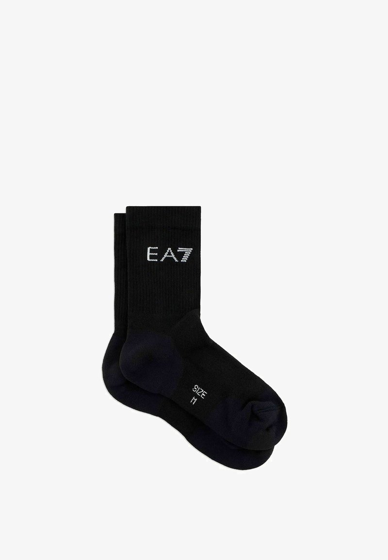 Calzini neri in cotone con texture a costine, caratterizzati dal logo EA7 bianco sul risvolto. Taglia M indicata sulla suola. Design semplice e funzionale.