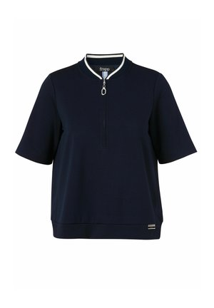 Marineblaues kurzärmeliges Hemd mit Viertelreißverschluss und geripptem Kragen mit weißen Streifendetails, lockerer Passform und kleinem Metallmarkenetikett am Saum.