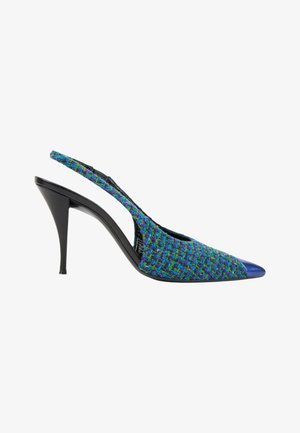 Sandały na wysokim obcasie typu slingback z noskiem w szpic, pokryte niebiesko-zieloną tkaniną o splocie, z błyszczącym niebieskim metalowym czubkiem i czarnym obcasem.