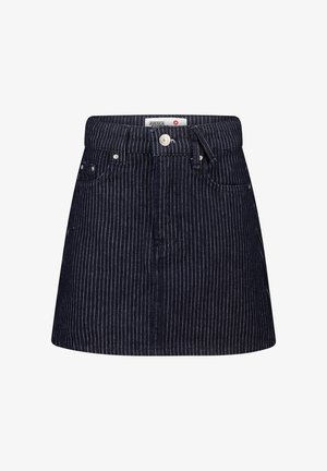 Gonna di jeans scura con strisce verticali bianche, design a cinque tasche, chiusura con bottone e passanti per la cintura. Si interrompe sopra il ginocchio.