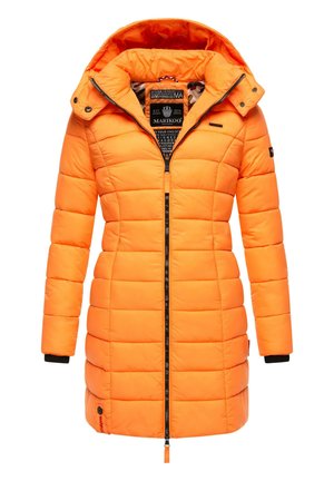 Orange pufferjacka med dragkedja fram, huva och ribbade ärmslut. Har en kviltad design och ett logopatch på vänster ärm.