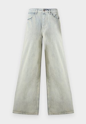 Lyseblå, vide jeans med høy midje, frontlommer, beltehemper og brun knappelukking i livet.