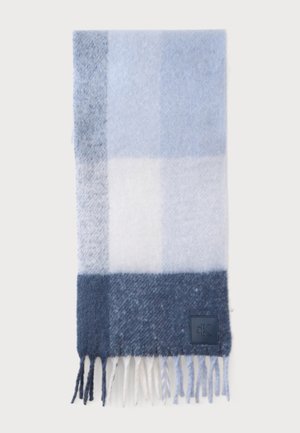 Zachte wollen sjaal met blauw-wit geruit patroon, franjes aan de onderkant en een klein zwart vierkant logo-patch aan één kant.