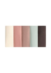 Cinq échantillons de tissu pliés en beige, rose poussiéreux, mauve, bleu sarcelle clair et marron foncé disposés côte à côte.