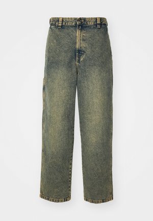 Baggy denimjeans i en falmet blå og grønn vask. Har knappelukking, beltehanker og sidelommer. Flat front og rett ben-design.