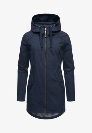 Marineblauwe waterdichte jas met capuchon, een rits aan de voorkant, een trekkoord en twee zijzakken. Heeft een langere achterkant voor extra bedekking.