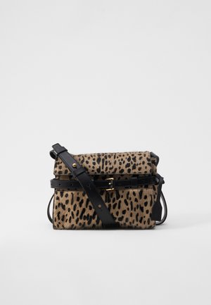 Borsa a tracolla con stampa leopardata, finitura in pelliccia testurizzata, tracolla e accessori in pelle nera, e chiusura in metallo dorato. Forma rettangolare compatta.