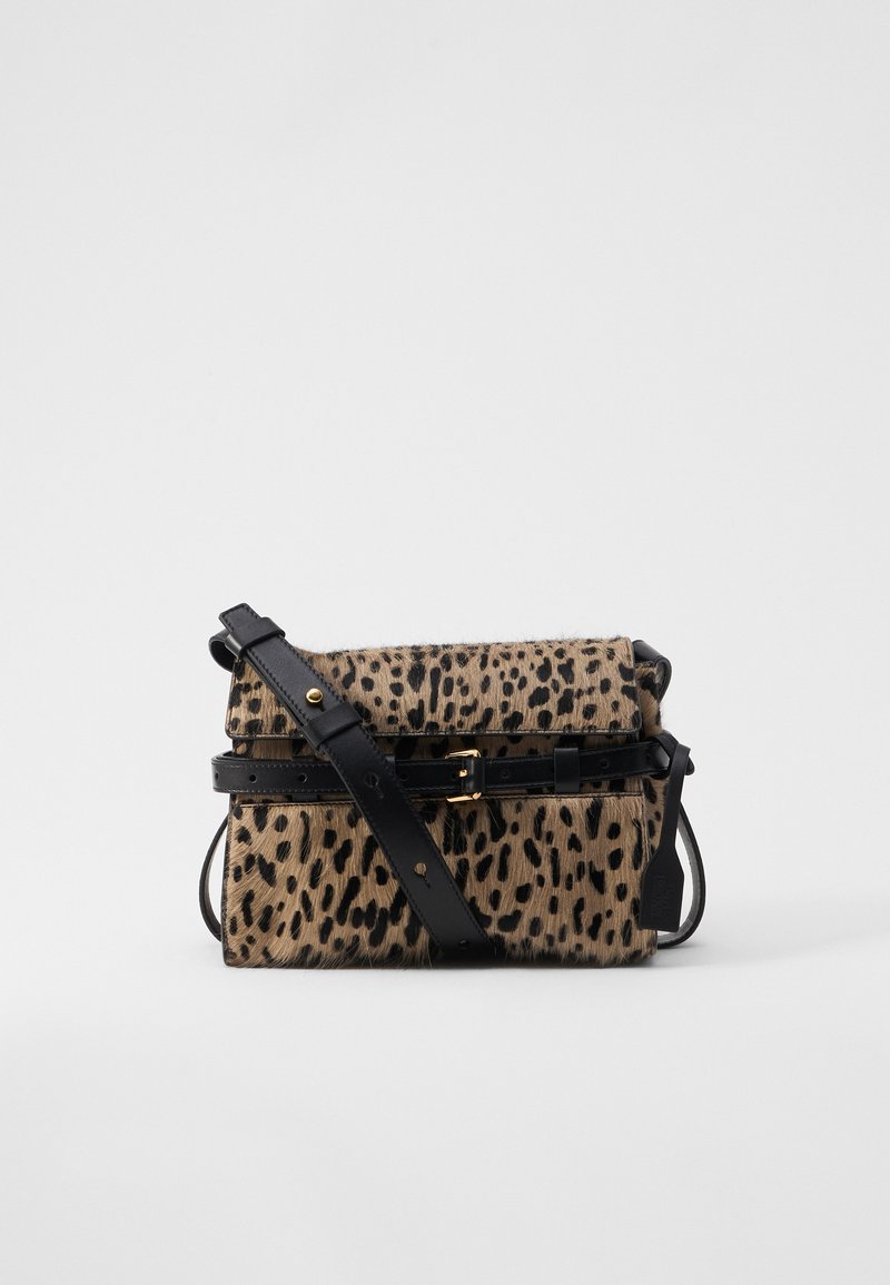 Geantă de mână cu imprimeu leopard, cu un finisaj texturat din blană, curea și accente din piele neagră și un închizător de culoare aurie. Formă compactă, rectangulară.