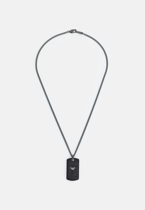 Czarny naszyjnik z metalowym łańcuszkiem z prostokątnym wisiorkiem, na którym znajduje się małe wygrawerowane logo na środku, na białym tle.