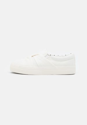 Platneni slip-on tenisice u bijeloj boji s čvorastim detaljem na gornjem dijelu, teksturiranom gumenenom potplatu i podstavljene s točkicama.