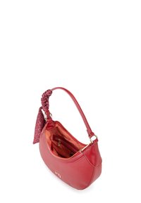 Borsa a spalla in pelle rossa con manico annodato, zip dorata e tasca interna. Foderata con un tessuto interno a contrasto.