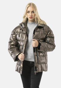 Metallic bronzen donsjack met een ritssluiting aan de voorkant, een hoge kraag en zijzakken; met zwarte bies en een doorgestikte textuur.