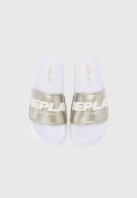 Gouden en witte slidesandalen met een glanzende band waarop "REPLAY MILANO" staat. Zachte witte voetbed en afgeronde vorm verhogen het comfort.