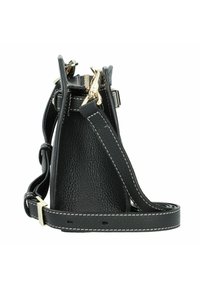 Borsa in pelle nera con hardware dorato, finitura testurizzata, profilo stretto e cuciture bianche. Include una tracolla regolabile per una maggiore versatilità.