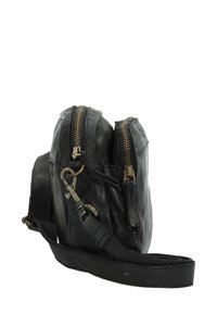 Borsa a tracolla in pelle nera con due cerniere, tracolla regolabile e hardware in metallo. Presenta una texture liscia e una forma compatta e arrotondata.