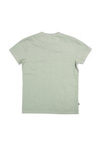 Einfaches, hellgrünes Baumwoll-T-Shirt mit kurzen Ärmeln, flach liegend und Rückseite zeigend, mit einem kleinen Stoffetikett an der unteren rechten Seite.