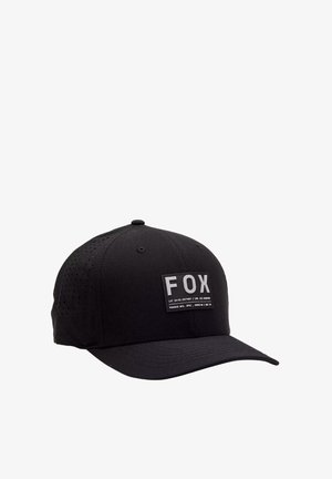 Gorra negra con un diseño estructurado, que presenta lados perforados, un visera plana y un parche rectangular que muestra "FOX" en letras gruesas.