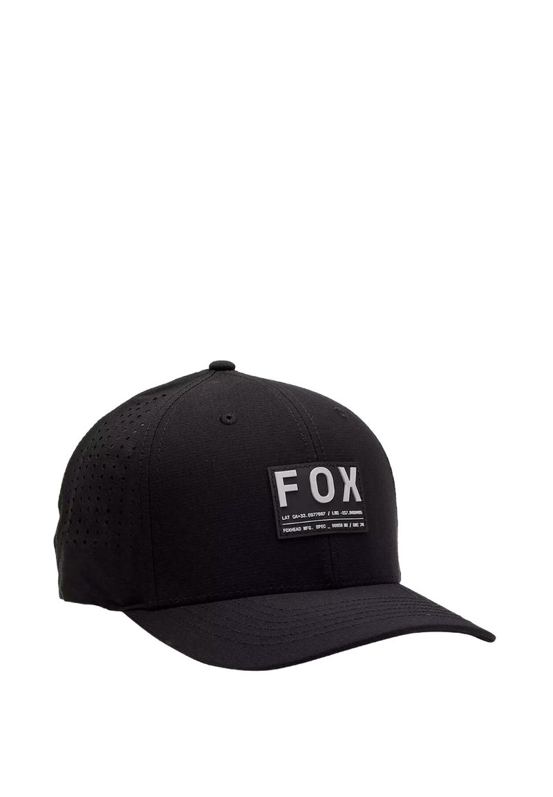 Schwarze Mütze mit strukturiertem Design, perforierten Seiten, flachem Schirm und rechteckigem Patch mit der Aufschrift "FOX" in fetten Buchstaben.