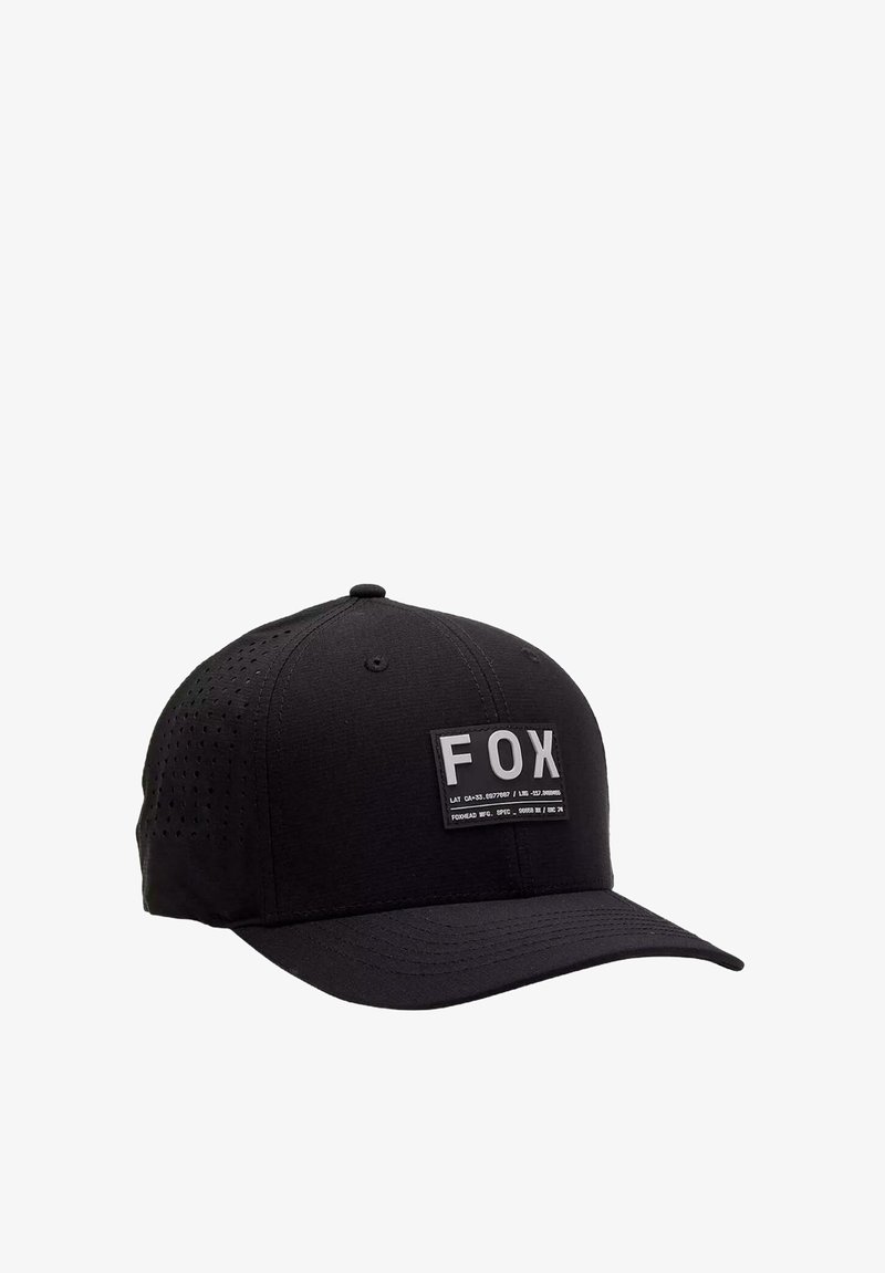 Schwarze Mütze mit strukturiertem Design, perforierten Seiten, flachem Schirm und rechteckigem Patch mit der Aufschrift "FOX" in fetten Buchstaben.