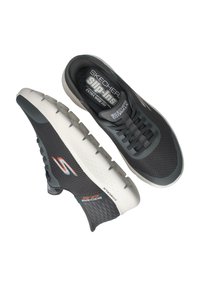 SKECHERS instapschoenen met een donkergrijze mesh bovenkant, extra brede pasvorm, lichtgrijze zool met textuuraccenten en logo-details.