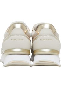 Lysfargede sneakers med en teksturert overflate, metallisk gullfinish på hælen og sidene, og en hvit, lagdelt gummisåle.