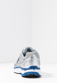 Nike Sportswear W NIKE P-3000 CNCPT - Sportcipő - metallic silver/white/black/team royal