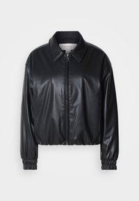 Veste zippée en cuir synthétique noir avec col large et poignets élastiques, vue de face sur fond blanc uni.