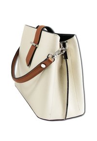 Crème leren handtas met een gestructureerd ontwerp, bruine leren schouderriem, zilveren hardware accenten en contrasterende zwarte randen.