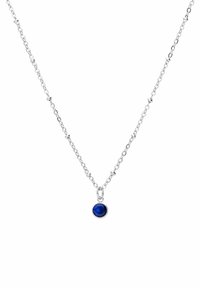Zilveren ketting met een ovale blauwe edelsteenhanger, tegen een witte achtergrond, met een gepolijste afwerking en een eenvoudig ontwerp.