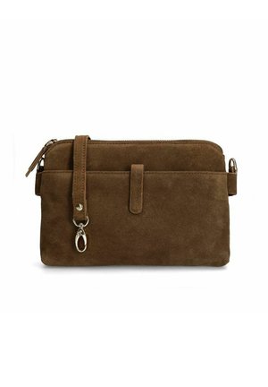 Bruine suède clutch met voorvak, afneembare schouderband en ritsluiting op een witte achtergrond.