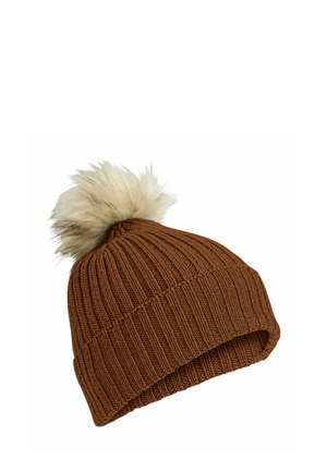 Brązowa prążkowana czapka z dzianiny z podwiniętym mankietem i kremowym ozdobnym pomponem z futerka na górze na białym tle.