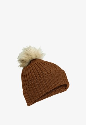 Bonnet en maille côtelée marron avec revers plié et pompon en fausse fourrure crème sur le dessus, sur fond blanc.