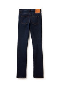 Jeans de denim oscuro de corte ajustado con un parche de cuero en la cinturilla, que cuentan con cinco bolsillos y detalles de costura en color naranja.