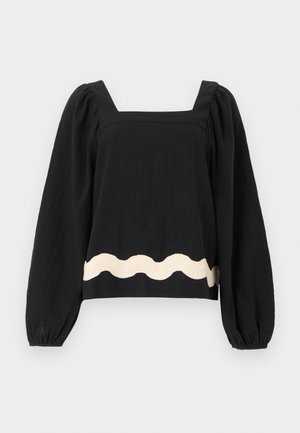 Čierna blúzka s dlhými rukávmi, štvorcovým výstrihom a nadýchanými rukávmi, s bielym vlnitým lemom pri spodnom okraji.