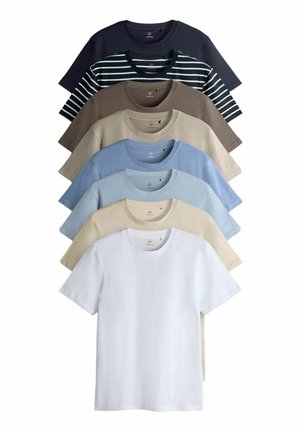 Nueve camisetas mostradas en una pila vertical, con varios colores: marino, rayas, marrón, beige, azul claro y blanco, hechas de material de algodón.