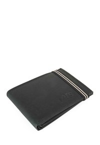 Cartera de cuero negro con una textura suave, que presenta una banda elástica a rayas. La cartera está doblada con un sutil detalle de logotipo en relieve.