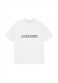 Weißes Kurzarm-T-Shirt aus Baumwolle mit auffälligem schwarzen Text "JACK&JONES" und einem strukturierten Muster, sowie zusätzlichem Text darunter.