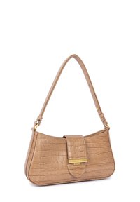 Borsa beige con texture coccodrillo dalla forma curvata, dotata di accessori in oro e chiusura a patta. Presenta una singola tracolla regolabile.