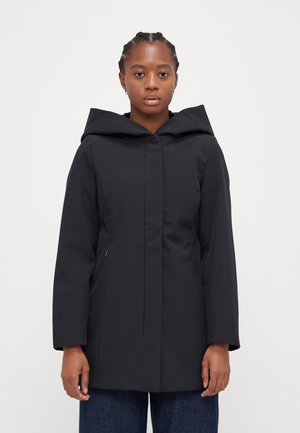 Czarny wodoodporny płaszcz z dużym kapturem, minimalistyczny design, zamek błyskawiczny z przodu i boczne kieszenie; gładka tekstura i długość do kolan.