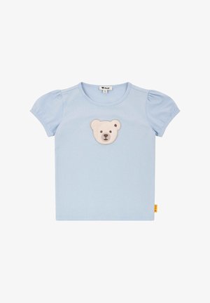 Lichtblauw t-shirt met korte pofmouwen, met een beige en bruine berenapplicatie in het midden en een gele label aan de zijkant.