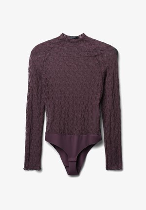 Body in pizzo color malva scuro, maniche lunghe, collo alto, con motivo testurizzato, sezione inferiore di colore solido e chiusura a scatto.
