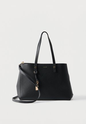 Sac cabas en cuir noir texturé avec deux poignées, bandoulière amovible, accessoires dorés et petit charm cadenas sur fond uni.