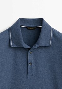 Polo shirt bleu marine en tissu texturé, présentant un col côtelé avec des surpiqûres blanches et une patte de boutonnage à deux boutons.