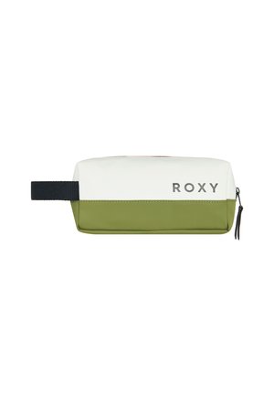 Pochette rectangulaire en blanc et vert olive, fabriquée à partir d'un matériau texturé. Dotée d'une fermeture éclair noire et du logo "ROXY" en argent sur le côté.