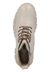 Botte à la cheville beige clair, tige en cuir texturé, lacets marron, col rembourré, fermeture éclair sur le côté, semelle en caoutchouc épaisse, étiquette de taille visible à l'intérieur.